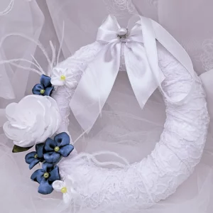 Biały wianek z fioletowym akcentem kwiatowym