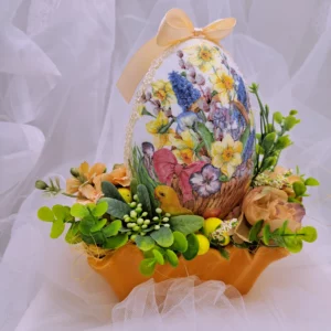 Jajo wielkanocne pośród kwiatów