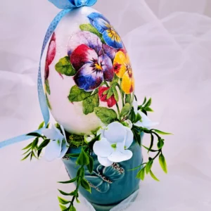 Jajo wielkanocne zdobione wiosennymi kwiatami.