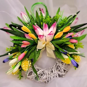 Wianek wielkanocny z kolorowymi, wiosennymi kwiatami