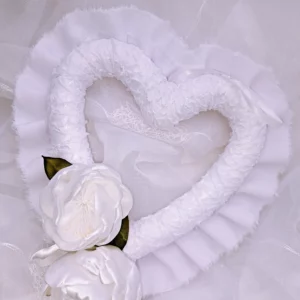 Dekoracja ślubna białe serce z kwiatem