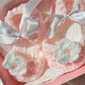 Buciki na szydełku dla niemowlaka to niezwykła pamiątka, która połączy w sobie wyjątkową urodę, delikatność i funkcjonalność. Każda para jest ręcznie wykonana z najwyższą starannością i dbałością o detale, co sprawia, że są one nie tylko wyjątkowo urocze, ale również wygodne dla maluszka.