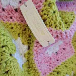 Kocyk pastelowy na szydełku z kwadratów