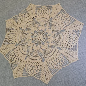 Serwetka okrągła beżowa, średnica 49 cm, z bawełnianej koronki, wykonana ręcznie na szydełku, polskie rękodzieło