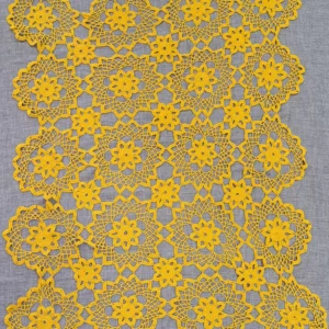Serweta prostokątna żółta z bawełnianej koronki, wykonana ręcznie na szydełku przez polską twórczynię.