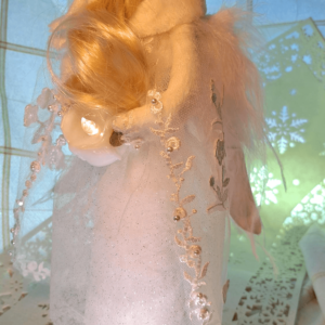 Anioł koronkowy w toczku z włosami -subtelna koronkowa suknia, elegancki toczek z futerkiem i złote, falujące włosy nadają mu niepowtarzalny charakter.